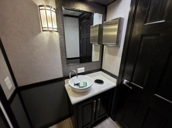 Pristine High End Event 2019 14' 4 Station Restroom Trailer - Image 4