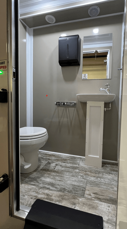 4 Station Private Rooms Restroom Trailer